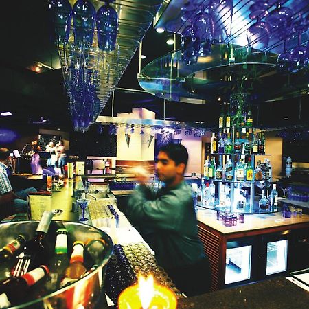 Hotel The Lalit Mumbai Restaurant foto The bar at the nightclub