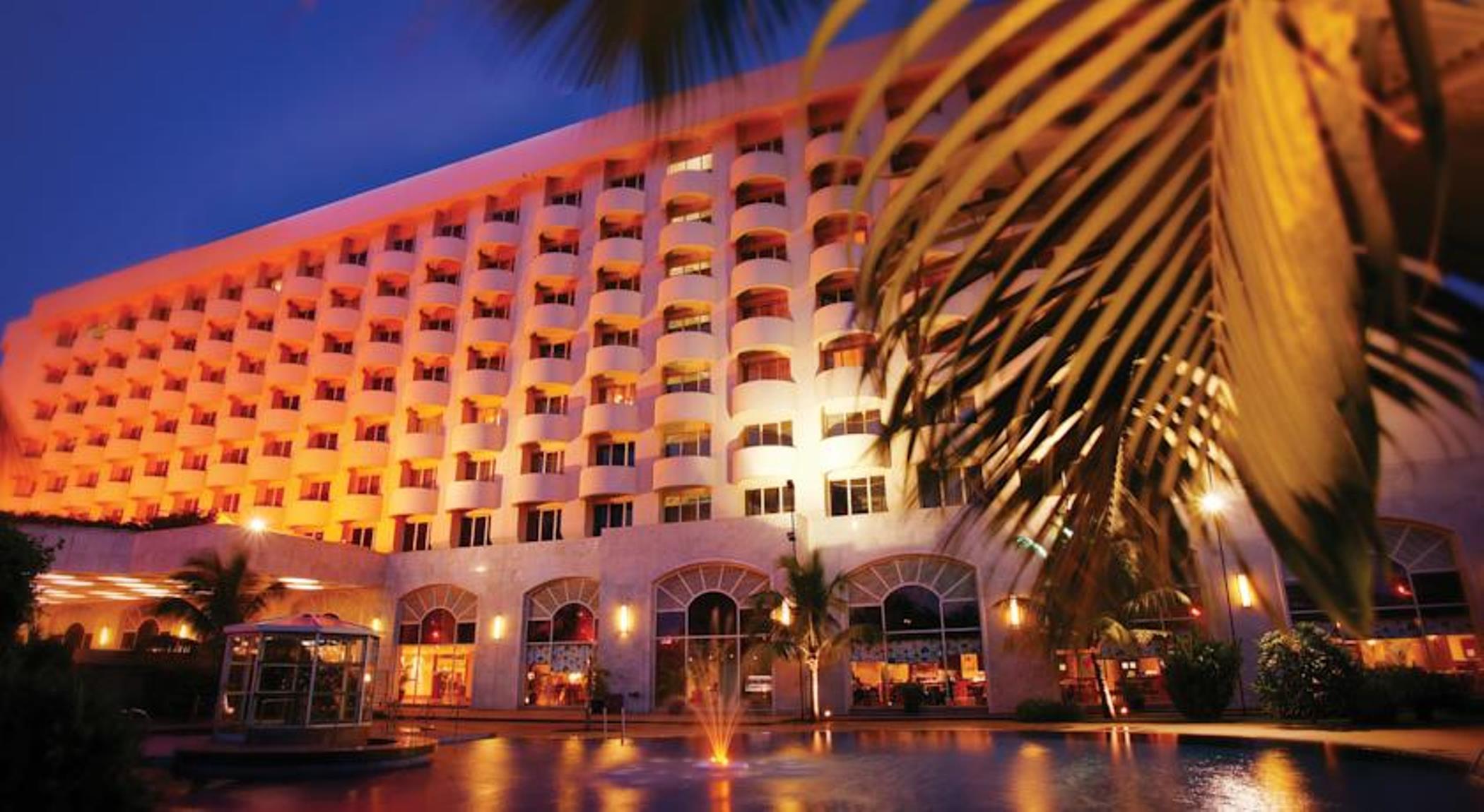 Hotel The Lalit Mumbai Exterior foto The Royal Mirage Hotel