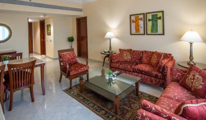 Hotel The Lalit Mumbai Exterior foto A living room in a suite at the Taj Bengal