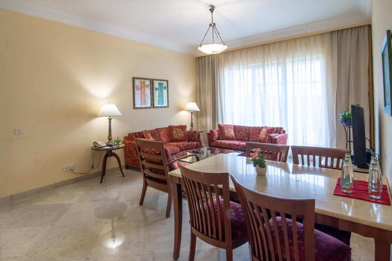 Hotel The Lalit Mumbai Exterior foto A living room in a typical apartment