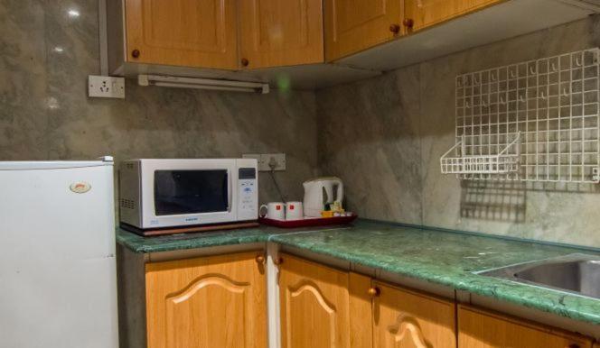 Hotel The Lalit Mumbai Exterior foto A typical kitchen in a one-bedroom apartment