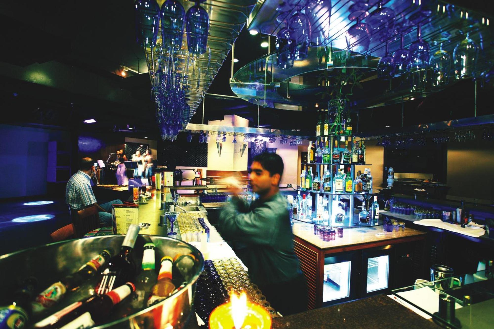 Hotel The Lalit Mumbai Restaurant foto The bar at the nightclub