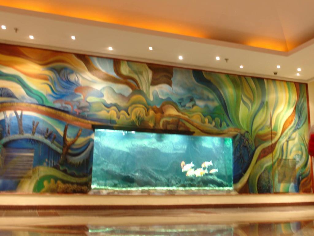 Hotel The Lalit Mumbai Exterior foto The aquarium at the lobby