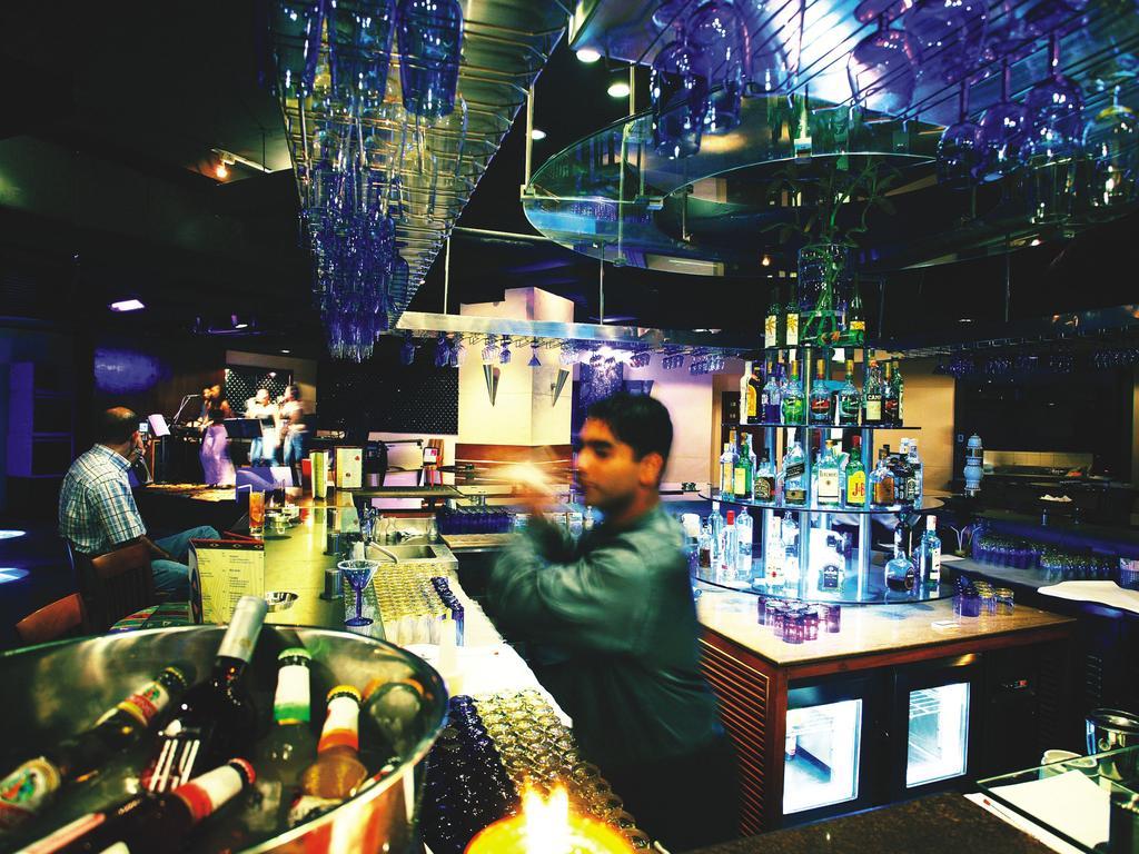 Hotel The Lalit Mumbai Exterior foto The bar at the nightclub