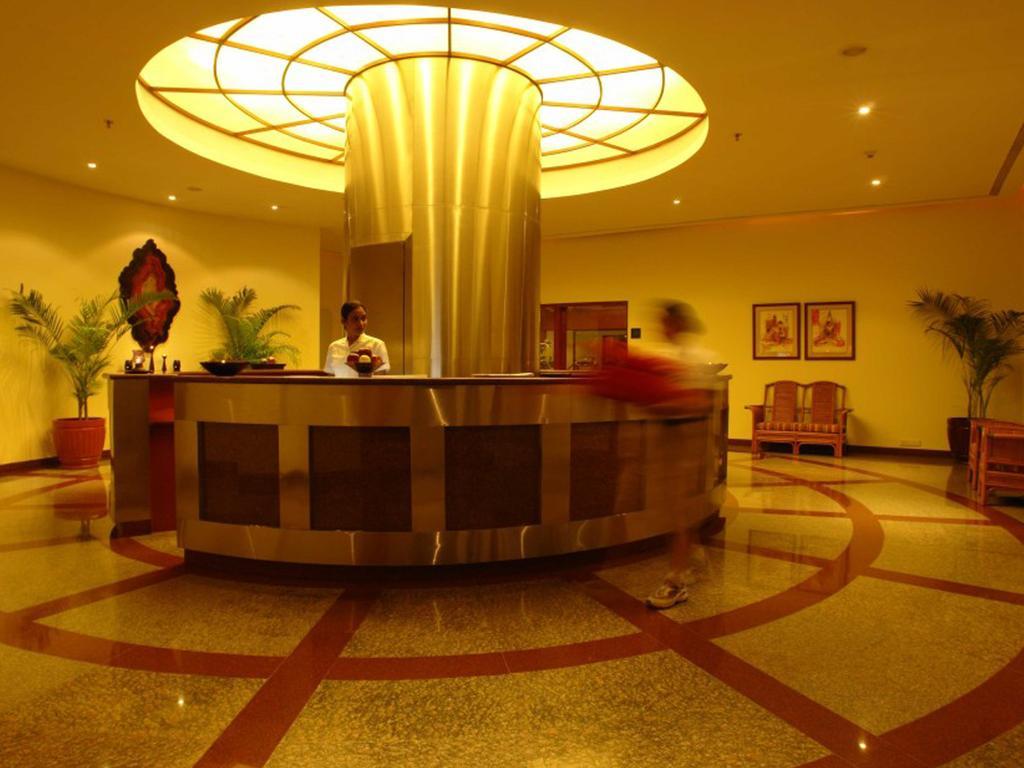 Hotel The Lalit Mumbai Exterior foto The lobby of the hotel