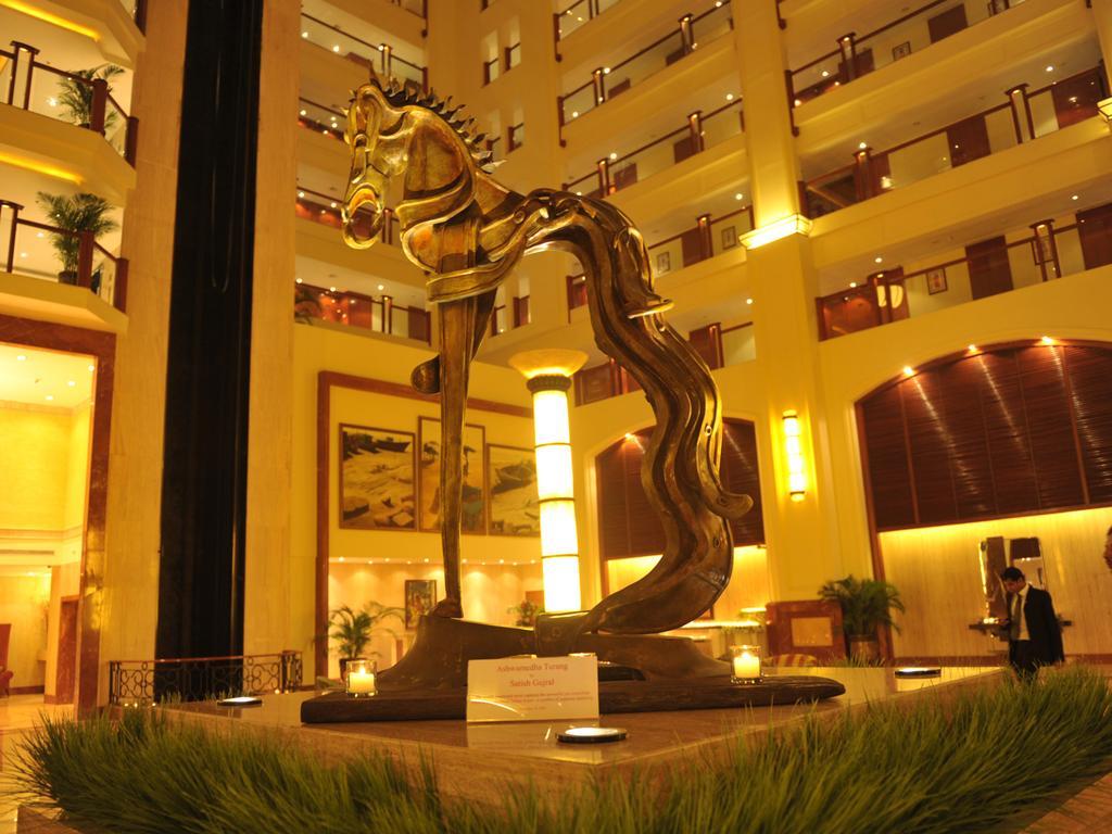Hotel The Lalit Mumbai Exterior foto The lobby of the Grand Hotel