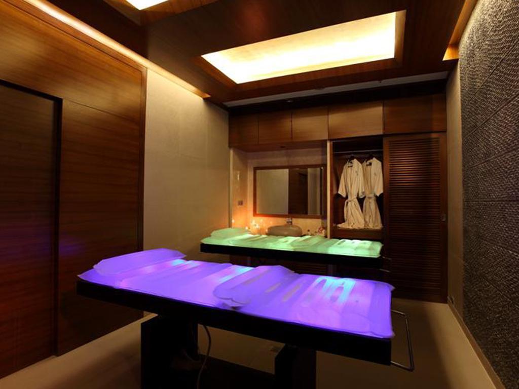 Hotel The Lalit Mumbai Einrichtungen foto A massage room at a spa
