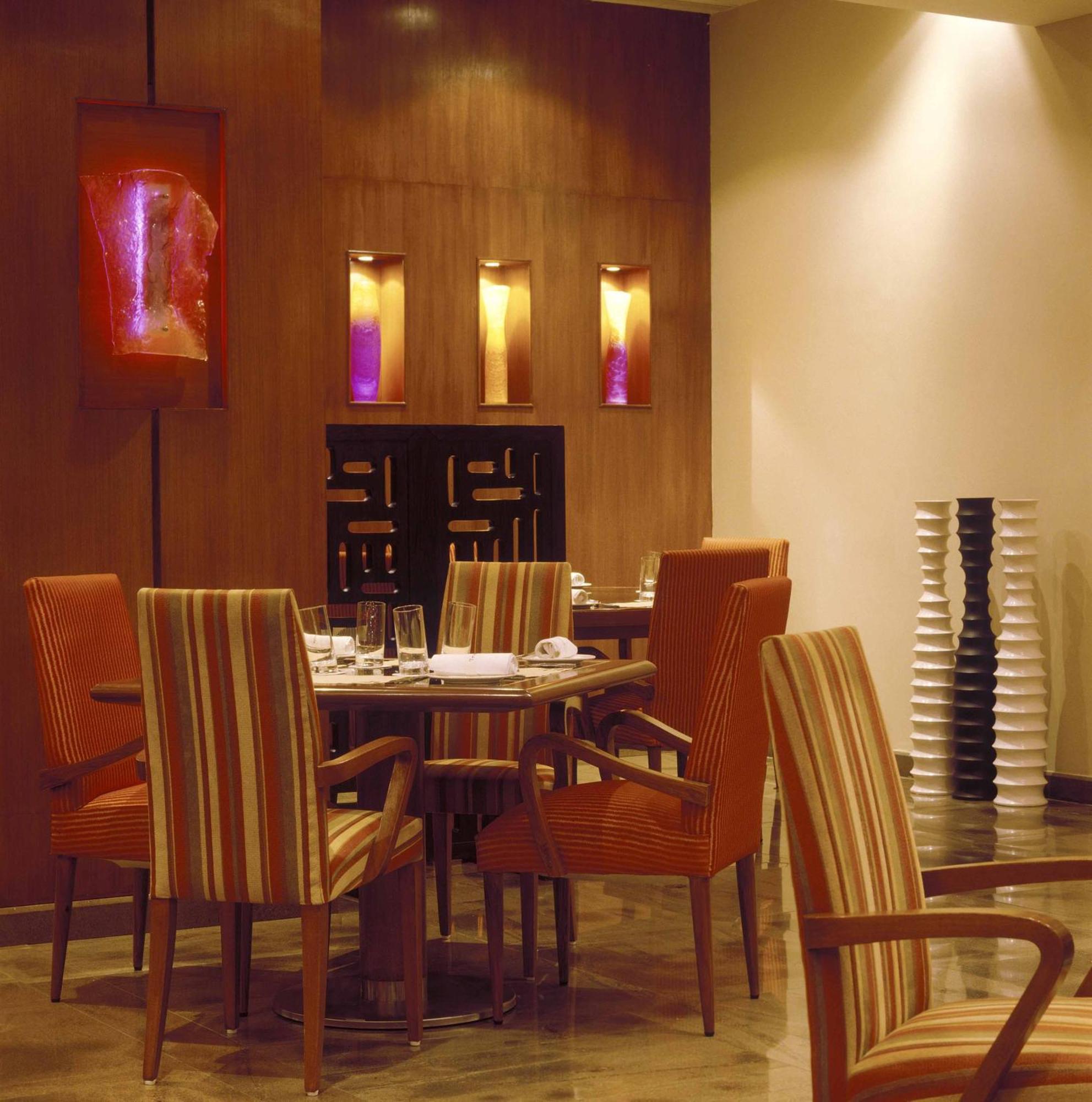 Hotel The Lalit Mumbai Exterior foto A restaurant in a hotel